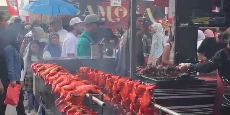 Ayam golek seekor yang tengah dipanggang di Bazar Ramadan Putrajaya (Foto: RMOL/Hani Fatunnisa)