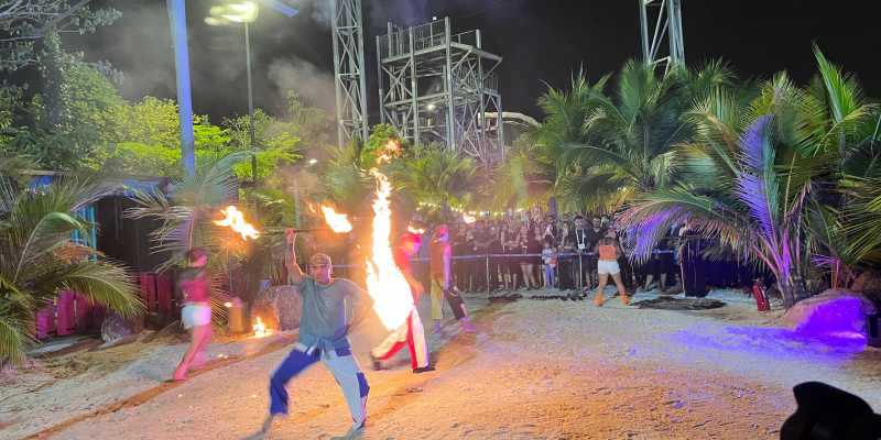 Pertunjukan tarian api meriahkan Night Splash Festival Gamuda Cove (Foto: RMOL/Hani Fatunnisa)  