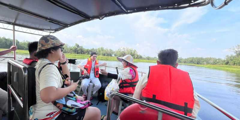 Perserta menaiki boat menyusuri sungai gambut (Foto: RMOL/Hani Fatunnisa)