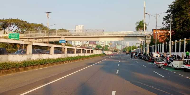 Arus lalu lintas Jalan Gatot Subroto arah Slipi ditutup imbas demo mahasiswa di depan Gedung DPR, Jumat, 19 Juni 2026. (Foto: RMOL/Faisal Aristama)