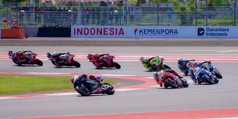 Para pembalap saling menyalip dan memacu motornya pada ajang MotoGP tahun lalu di Sirkuit Mandalika, Lombok Tengah, Nusa Tenggara Barat.
