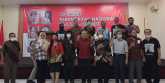Sejumlah peserta melakuakan foto bersama Rizal Ramli usai pidato kebangsaan bertema 113 Tahun Kebangkitan Nasional di Gedung Joang 45, Jakarta/RMOL