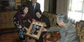 Almh. Rachmawati Soekarnoputri menyerahkan foto dirinya bersama DR. Mahathir Mohamad dalam pertemuan di Putrajaya, Desember 2015./RMOL