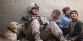 Tentara AS sedang bersenda gurau di antara waktu jedanya dengan anak-anak Afghanistan/Net