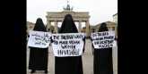 Kelompok feminis Femen di Jerman menggelar unjuk rasa di Gerbang Brandenburg di Berlin untuk memprotes pembatasan terhadap wanita di Afghanistan/BBC