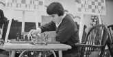  Nona Gaprindashvili saat bermain di Kongres Catur Internasional di London, 1964/Net