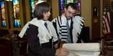 Kelompok Yahudi melakukan bar mitzvah, ritual Yahudi yang ditujukan kepada orang yang menginjak usia remaja/Net