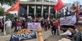 Demo Dewan Pimpinan Nasional Serikat Rakyat Mandiri Indonesia (DPN SRMI) menuntut pengusutan bisnis tes PCR di depan Gedung Komisi Pemberantasan Korupsi (KPK)/RMOL