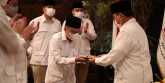 Ketua Umum Partai Gerindra, Prabowo Subianto (kanan) saat berikan nasi tumpeng kepada Sufmi Dasco Ahmad (kiri)/Net