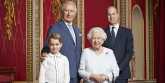 Ratu Elizabeth II bersama dengan para pewaris tahta. Charles, anak pertamanya, William, cucunya, dan George, cicitnya, di  Istana Buckingham. 