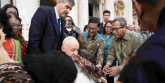 Paguyuban Wartawan Katolik Indonesia (PWKI) memasangkan kain batik hadiah dari Ibu GKBRAy Adipati Paku Alam X di bahu Paus Fransikus/Ist