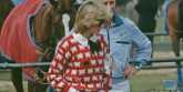 Diana bersama Ronald Ferguson di pertandingan polo tahun 1983, mengenakan sweter merah kawanan domba/Net
