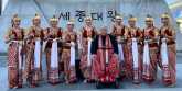 Penari Laskar Bedhayan Indonesia Pusaka yang ikut meramaikan Festival Indonesia di tiga kota Korea Selatan berfoto bersama budayawan Jaya Suprana di bulevar utama Seoul.. 